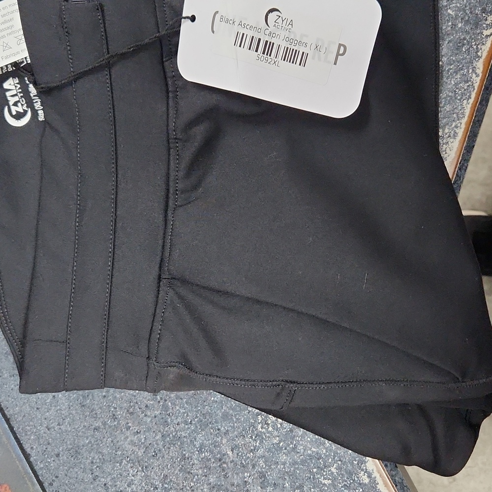 ZYIA ACTIVE ASCEND CAPRI JOGGERS XL